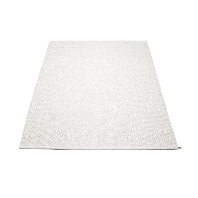 Weißer Svea Kunststoffteppich von Pappelina, Größe 140x220 cm, für Innen- und Außenbereiche.